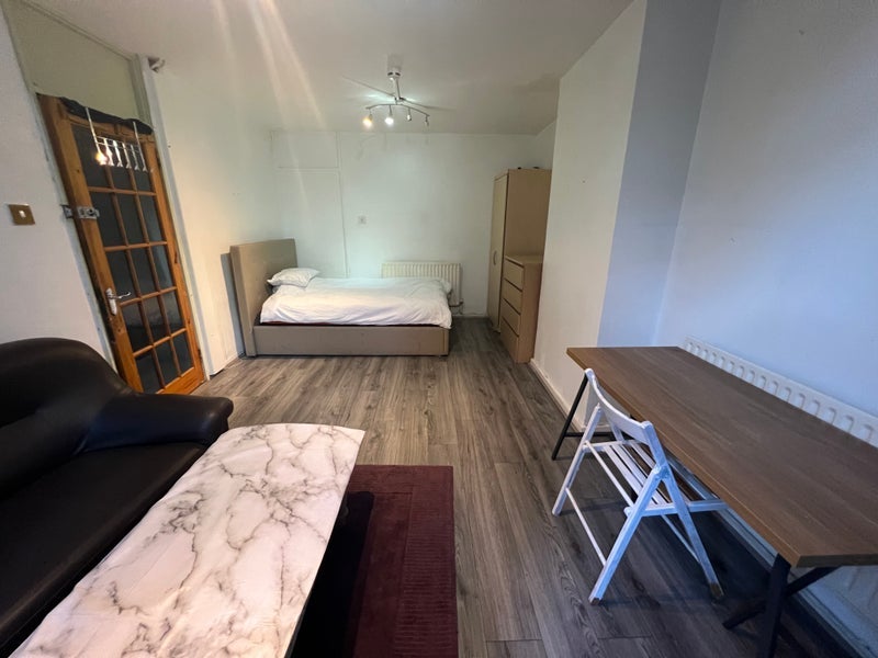 Room Manchester Road in Greater London