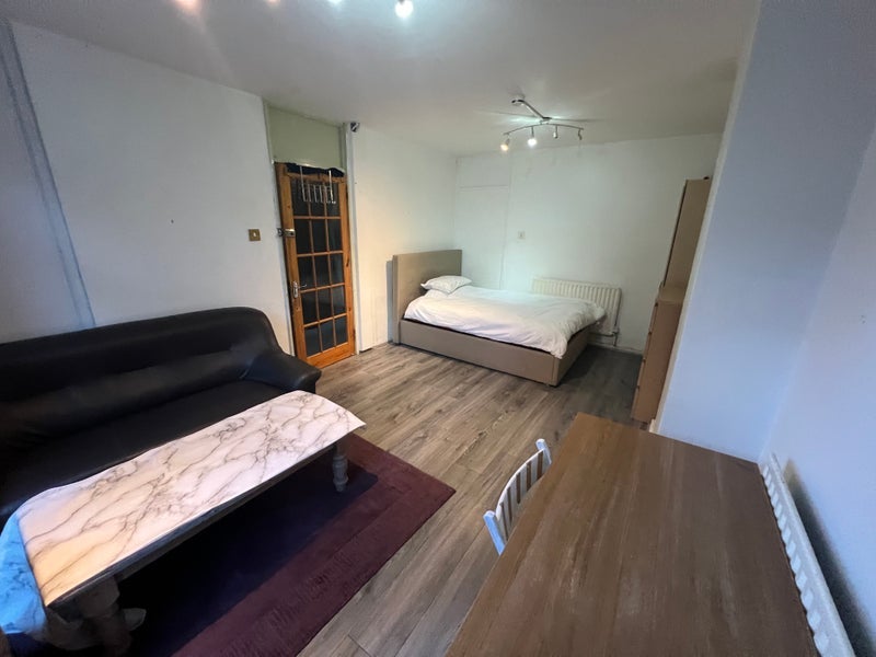 Room Manchester Road in Greater London