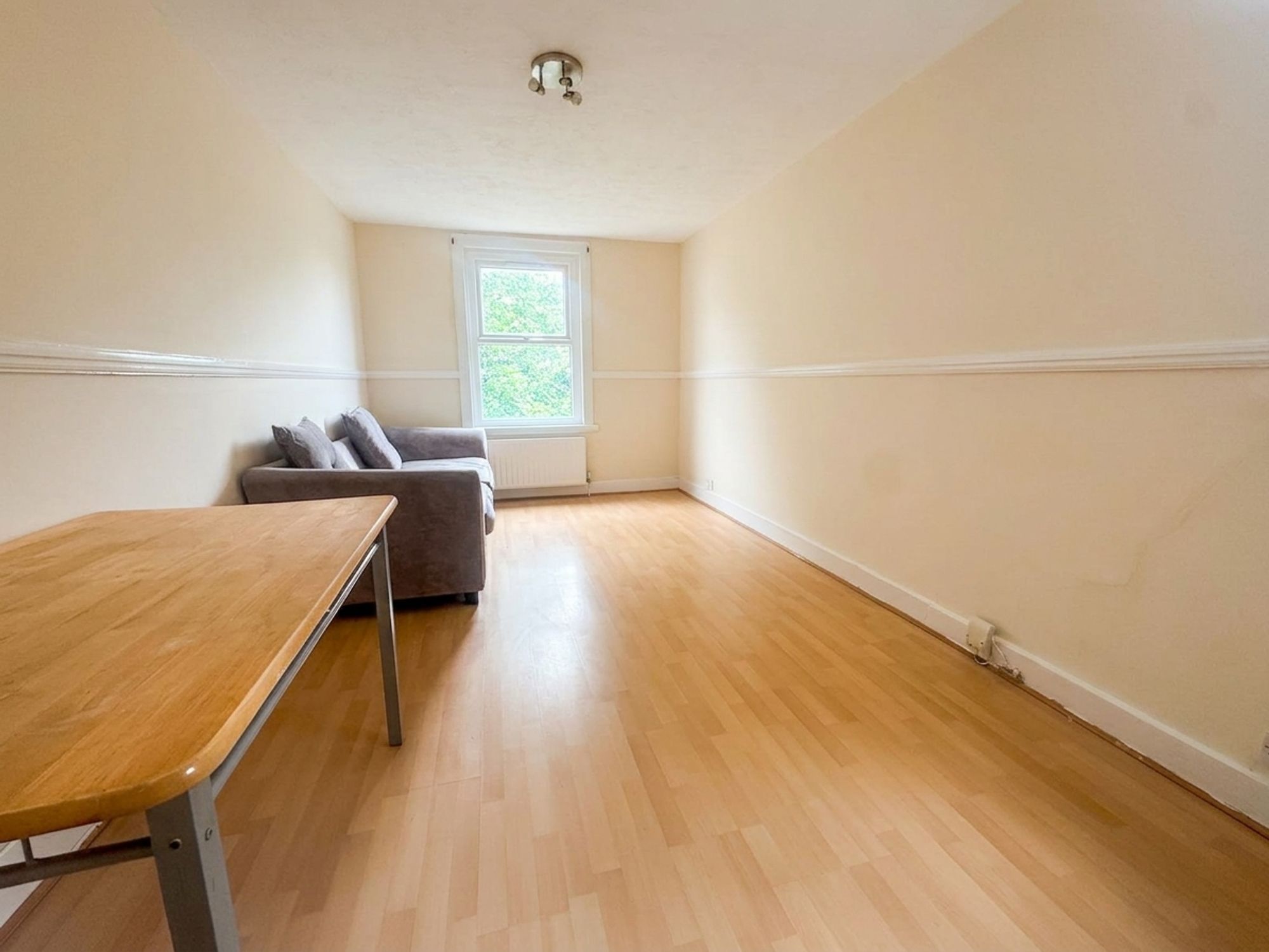 Flat Elliott Road in Greater London