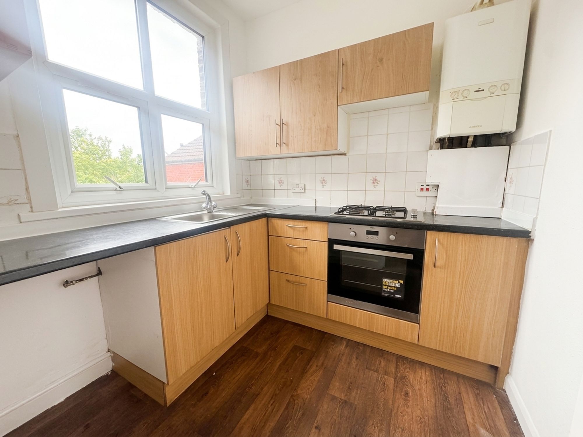 Flat Elliott Road in Greater London