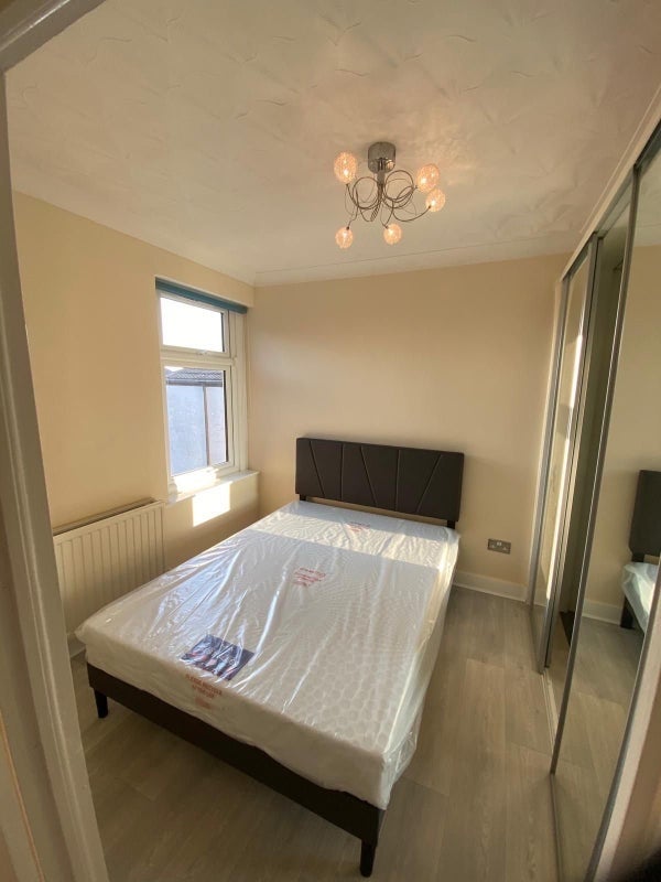 Room Carlisle Road in Greater London