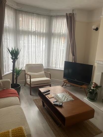 Room Carlisle Road in Greater London