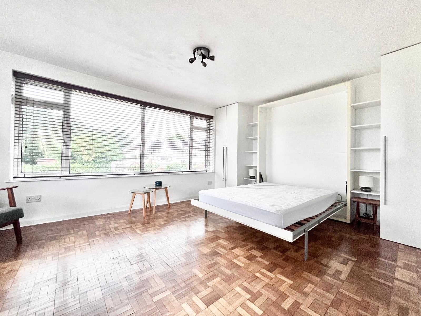 Flat Kneller Road in Greater London