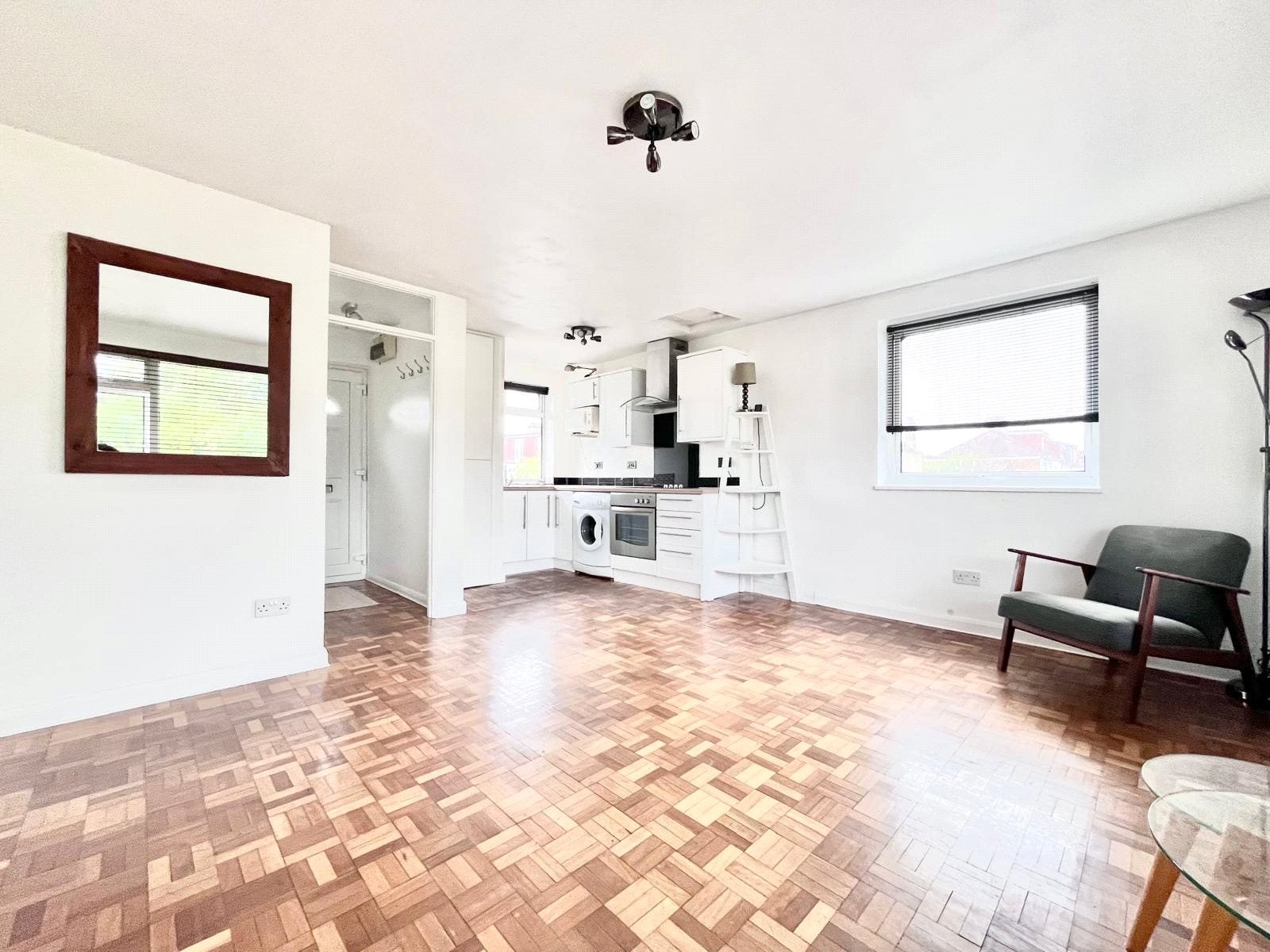 Flat Kneller Road in Greater London