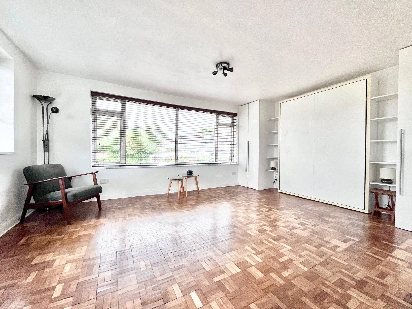 Flat Kneller Road in Greater London
