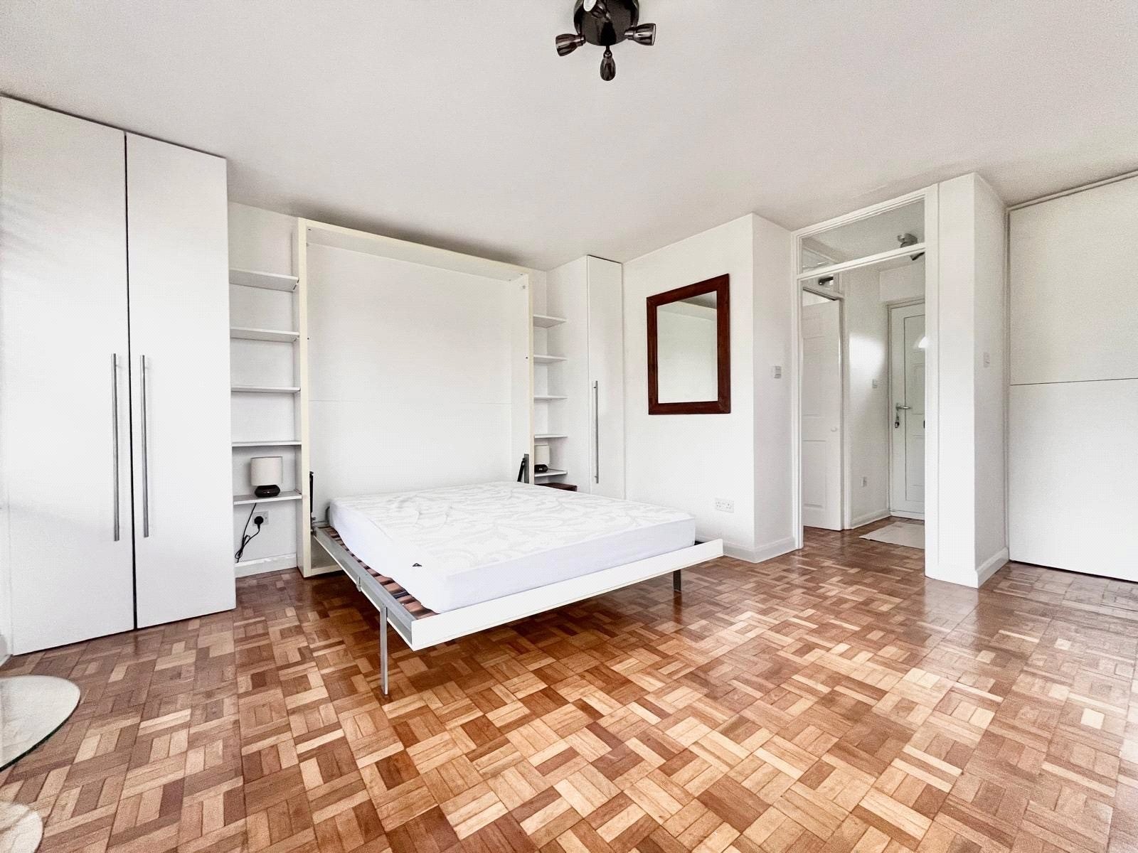 Flat Kneller Road in Greater London