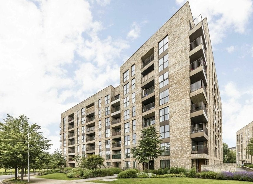 Flat Lakeside Drive in Greater London