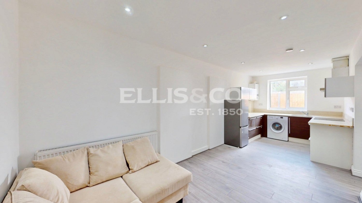 Flat Thorn Close in Greater London