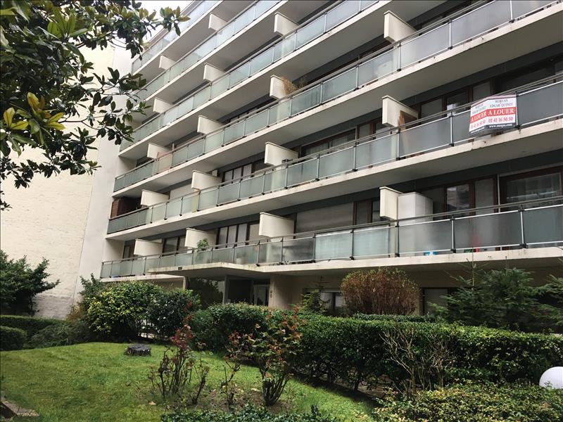 Flat Rue Victor Hugo in Courbevoie