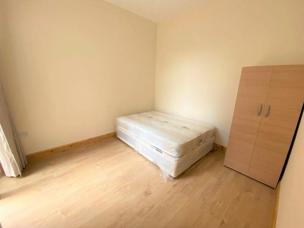 Room Shrewsbury Road in Greater London