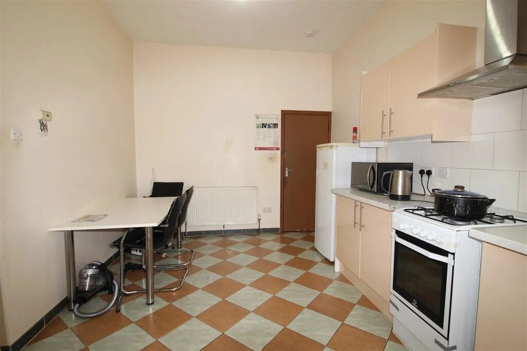 Room Shrewsbury Road in Greater London