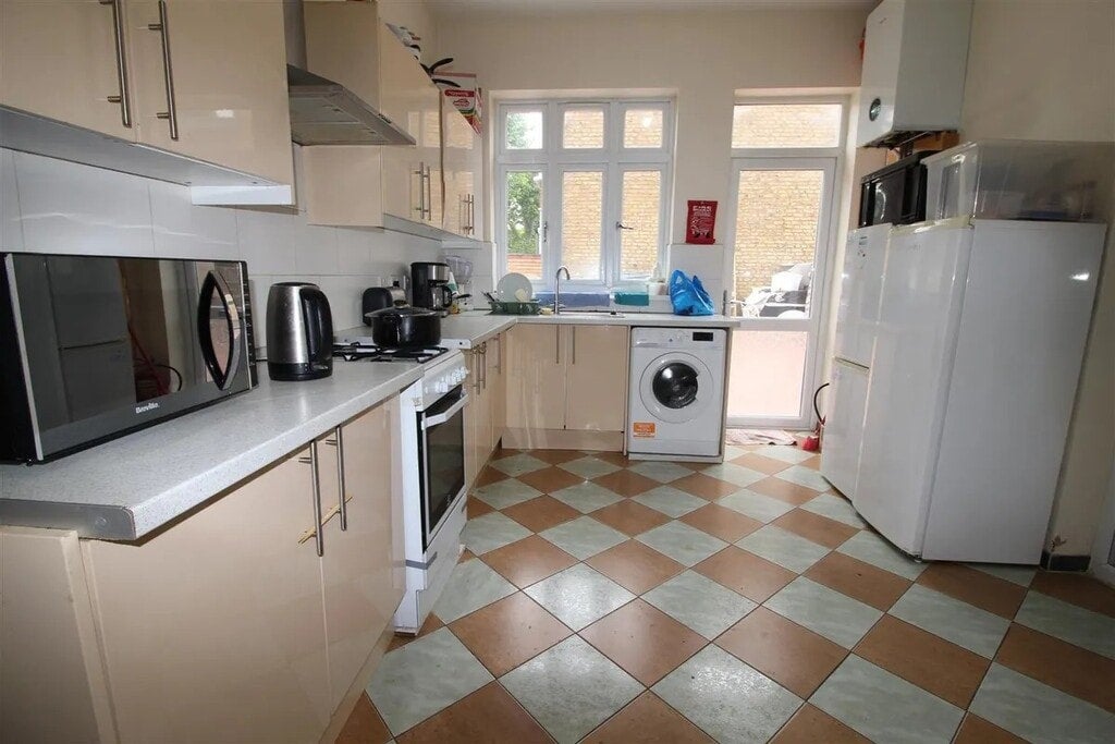 Room Shrewsbury Road in Greater London