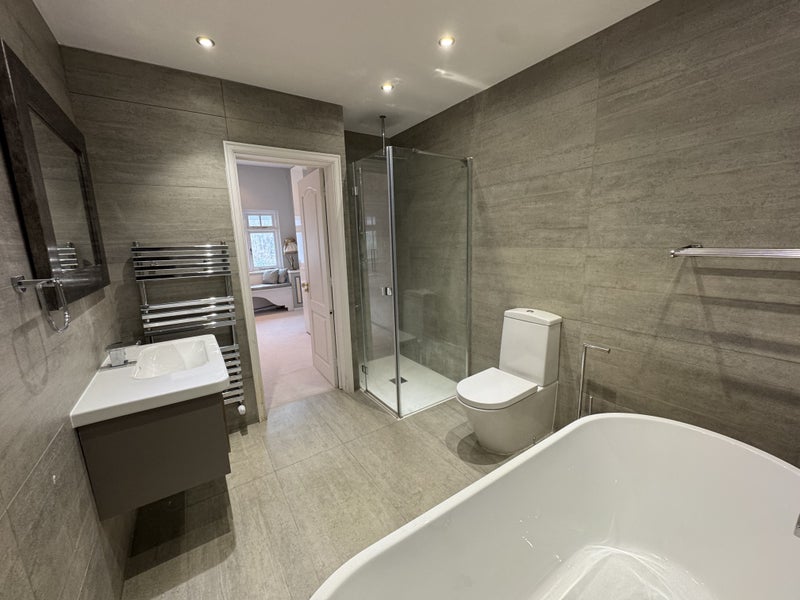 Room Hillside Road in Greater London