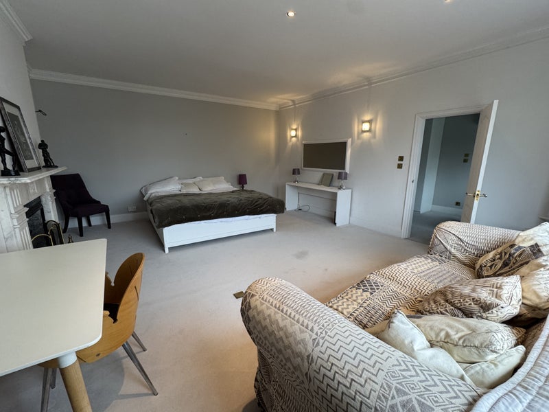 Room Hillside Road in Greater London