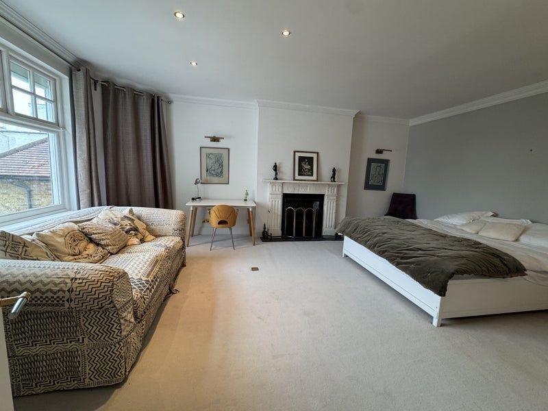 Room Hillside Road in Greater London