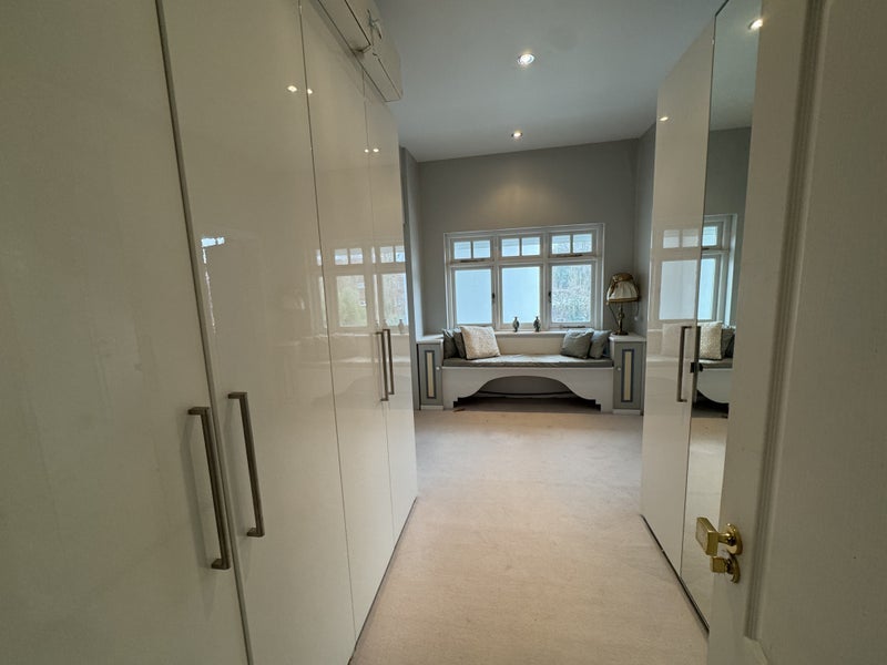 Room Hillside Road in Greater London