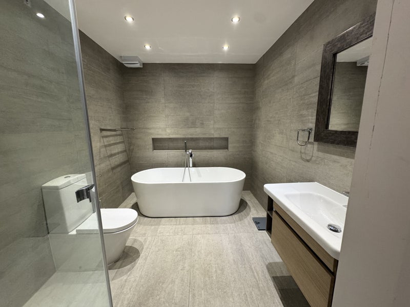 Room Hillside Road in Greater London