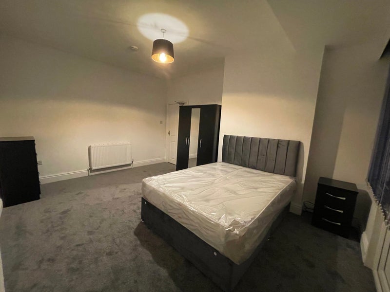 Room Ashfield Avenue in Birmingham