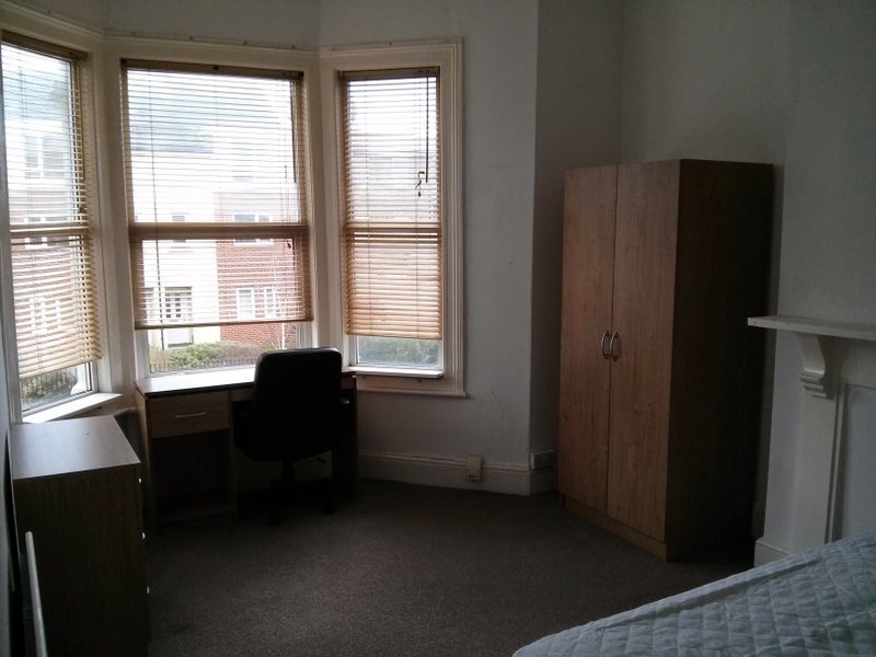 Room Fishponds Road in Bristol