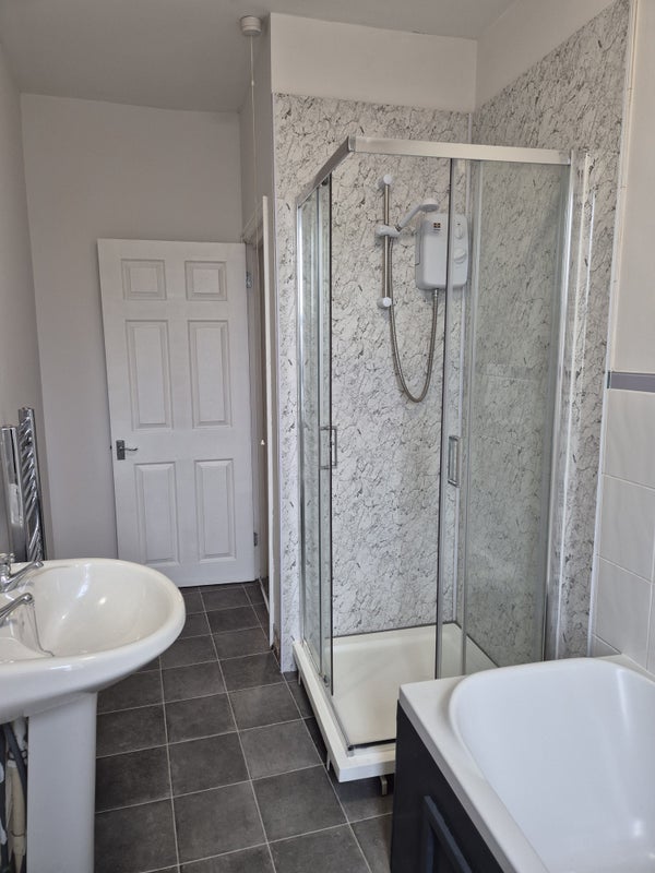 Room Fishponds Road in Bristol
