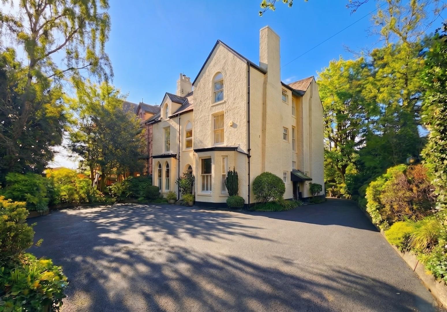 Flat Woodville Road in Trafford