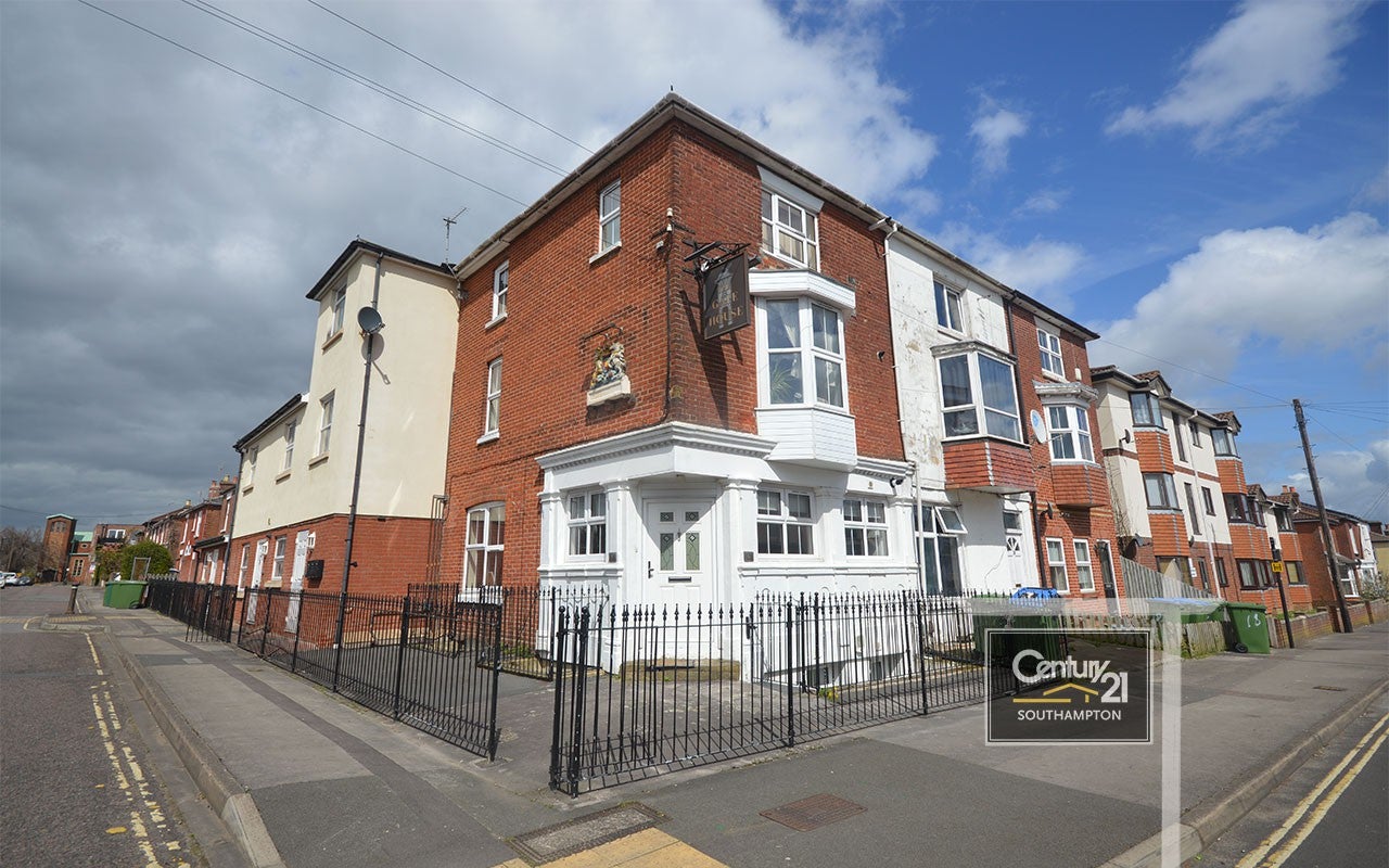Flat Padwell Road in Southampton