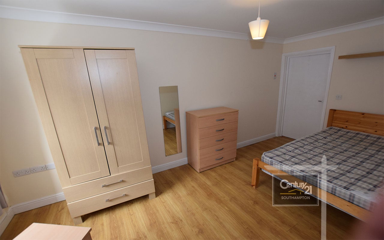 Flat Padwell Road in Southampton