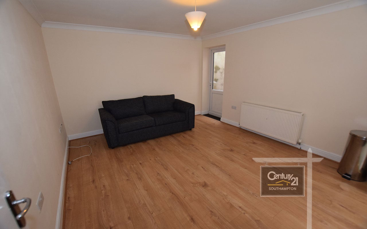 Flat Padwell Road in Southampton