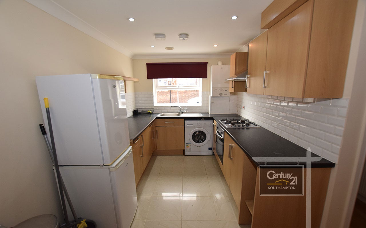 Flat Padwell Road in Southampton