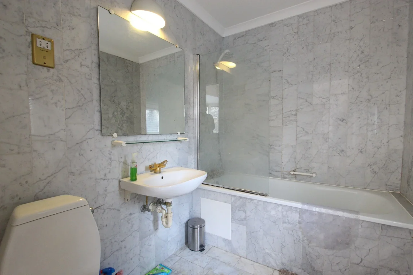Room Queen of Denmark Court in Greater London