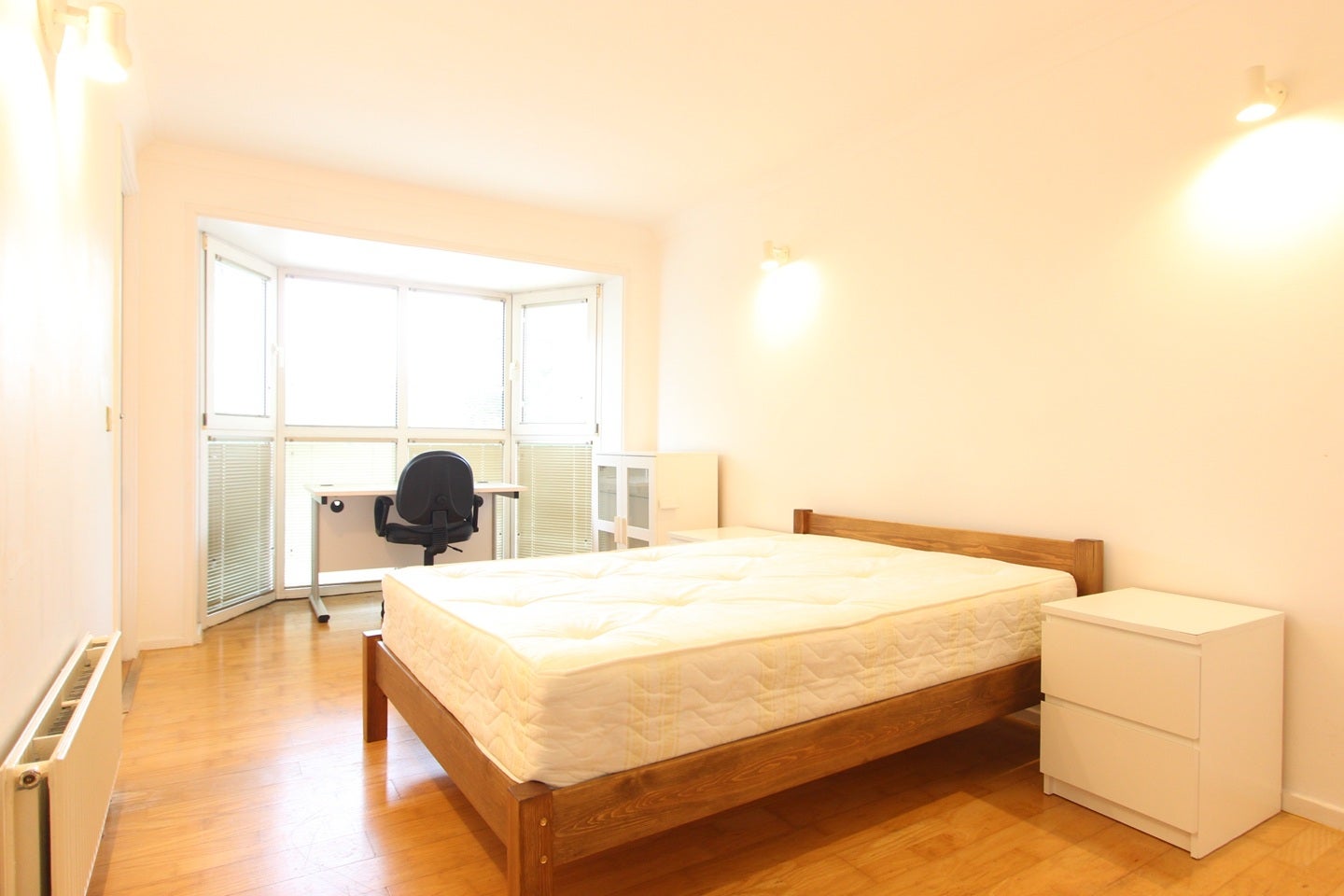 Room Queen of Denmark Court in Greater London