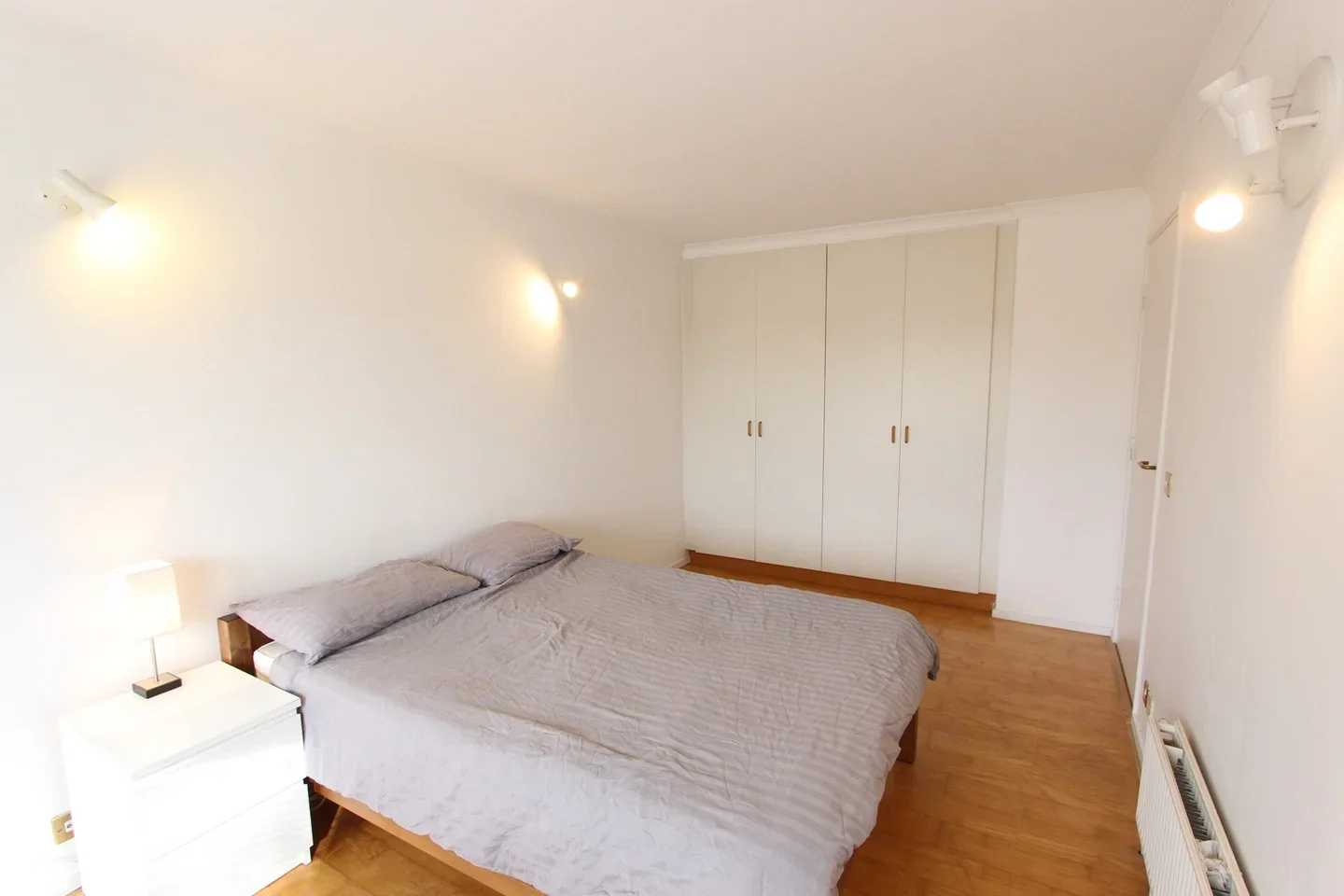 Room Queen of Denmark Court in Greater London