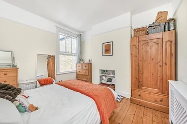 Flat Cato Road in Greater London