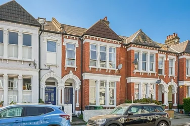 Flat Cato Road in Greater London