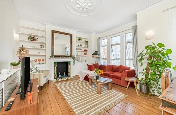 Flat Cato Road in Greater London