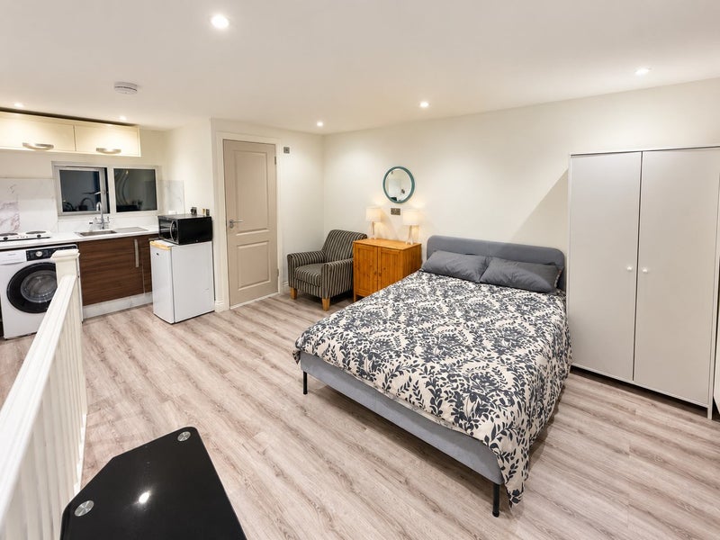 Flat Clarendon Gardens in Greater London