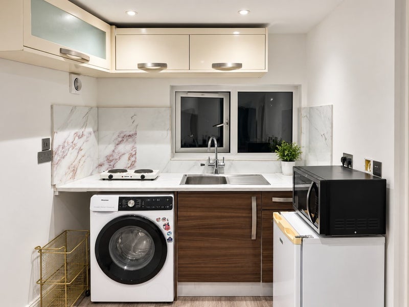 Flat Clarendon Gardens in Greater London