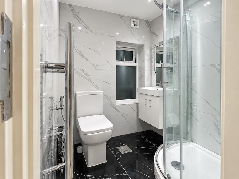 Flat Clarendon Gardens in Greater London