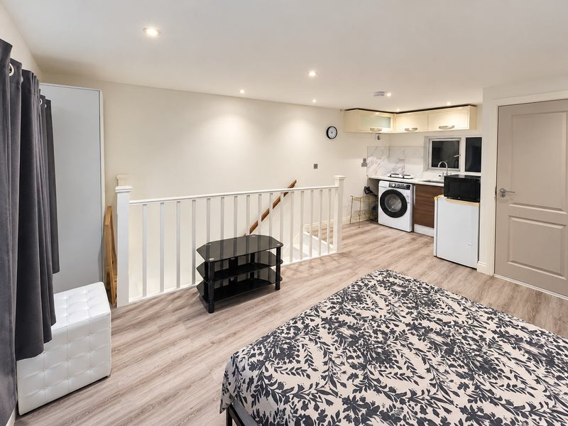 Flat Clarendon Gardens in Greater London