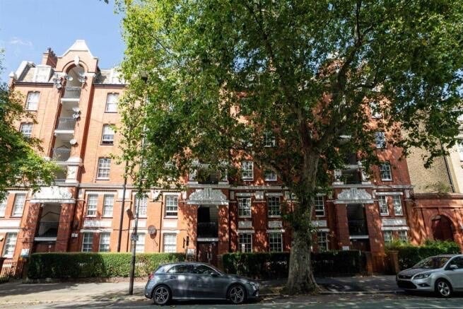 Flat Borough Road in Greater London