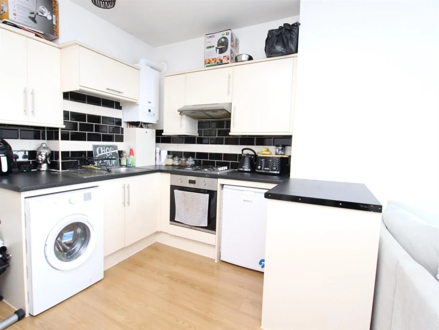 Flat Willow Street in Greater London