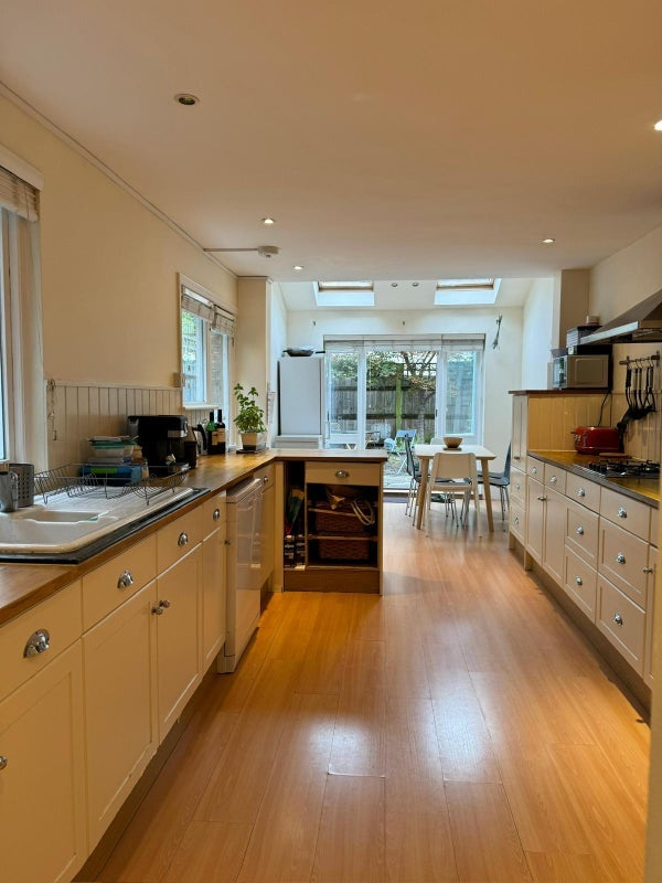 Room Gladstone Road in Greater London