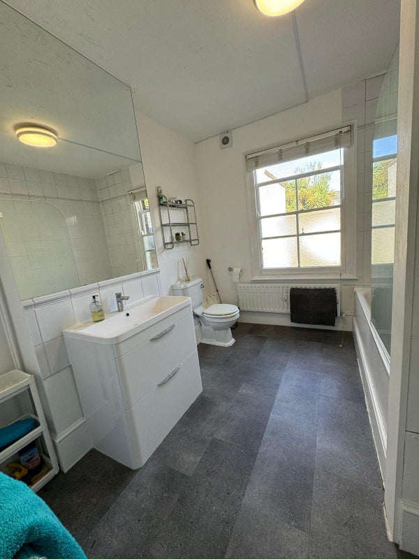 Room Gladstone Road in Greater London