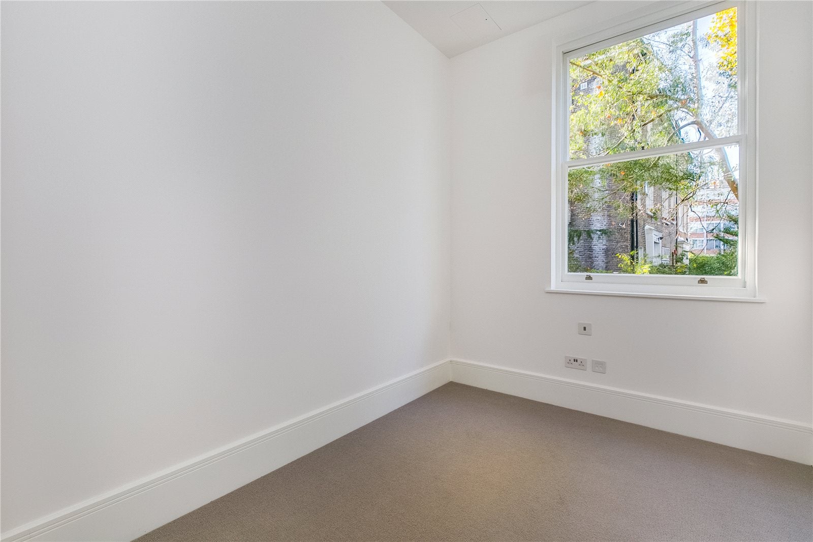 Flat Holland Road in Greater London