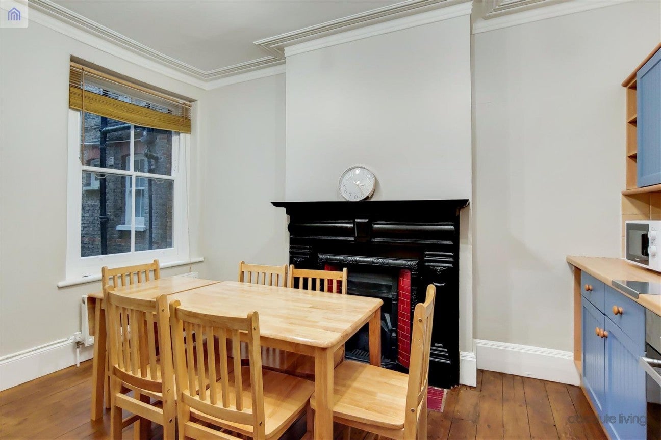 Flat Elmfield Road in Greater London