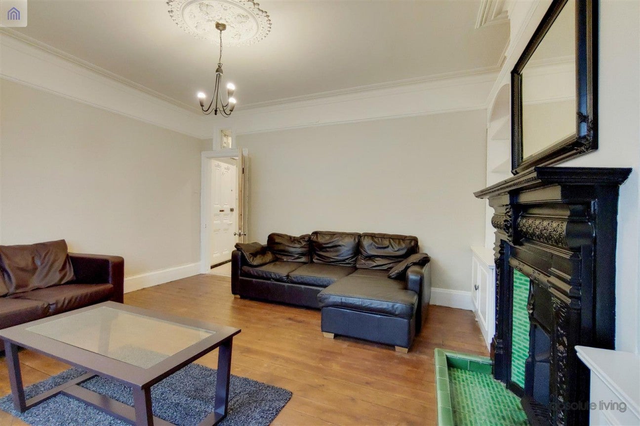 Flat Elmfield Road in Greater London
