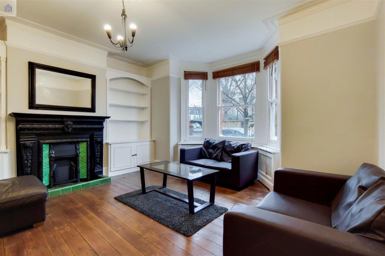 Flat Elmfield Road in Greater London