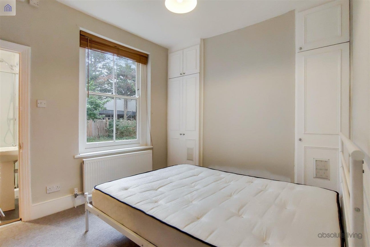 Flat Elmfield Road in Greater London