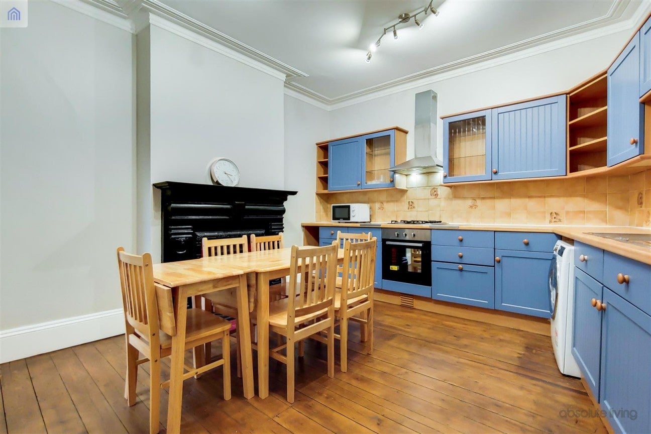 Flat Elmfield Road in Greater London