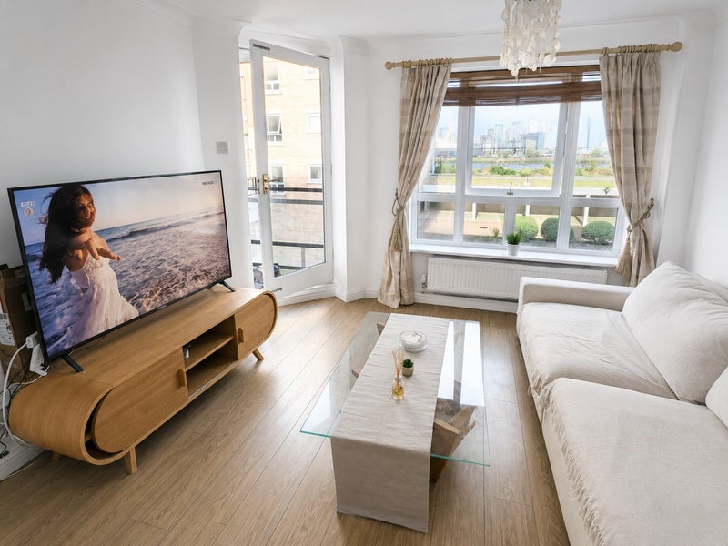 Flat Stewart Street in Greater London
